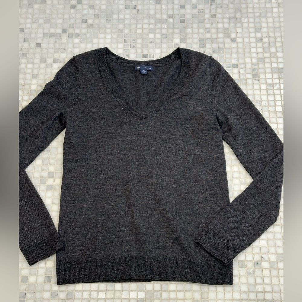 Gap Women’s Wool Dark Gray Fitted Long Sleeve V Neck Sweater